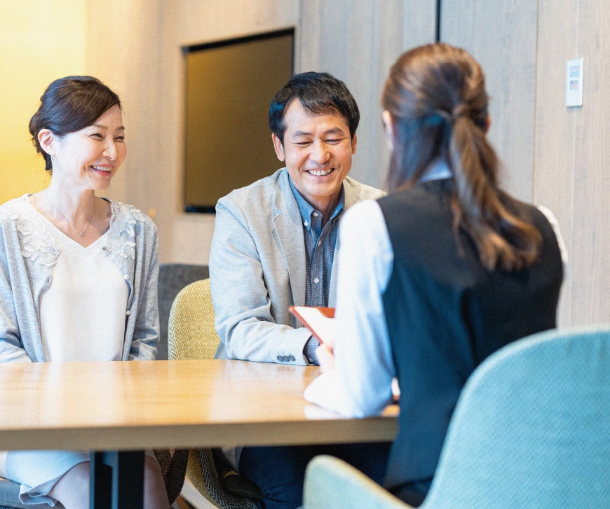 画像：夫婦が商談している様子｜明瞭・安心な価格